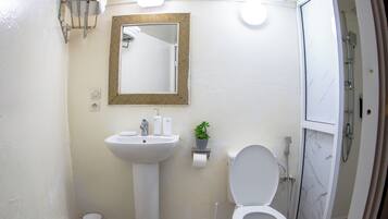 Comfort-Dreibettzimmer, Blick auf den Innenhof | Badezimmer