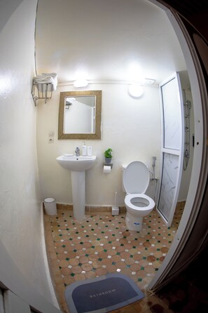 Habitación triple Confort, vista al patio | Baño | Regadera, toallas, jabón, shampoo 