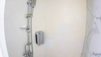 Chambre Triple Confort, vue cour intérieure | Salle de bain | Douche, serviettes fournies, savon, shampoing