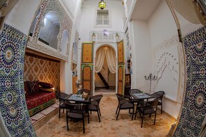 المنشأة من الداخل