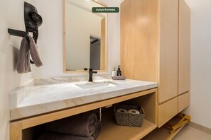 Shower, hair dryer, towels