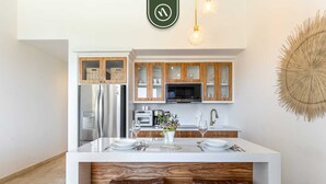 Coffee/tea maker, fridge, microwave, stovetop