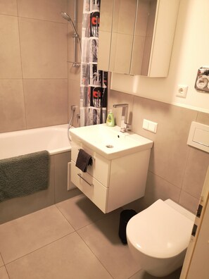 Hair dryer, towels, soap, toilet paper - Apartment in Leonberg (close to Public Transport, City Park and Shopping Center) (Leonberg)