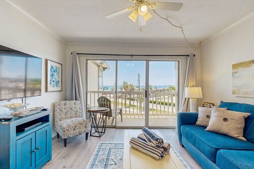 Condo with Ocean Views, Pools, Gym & Hot Tubs, Steps to the Beach