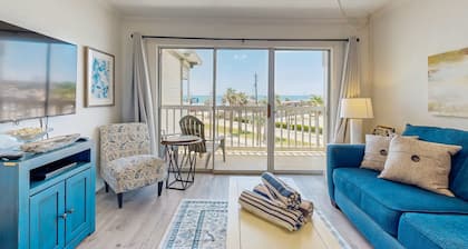 Condo with Ocean Views, Pools, Gym & Hot Tubs, Steps to the Beach