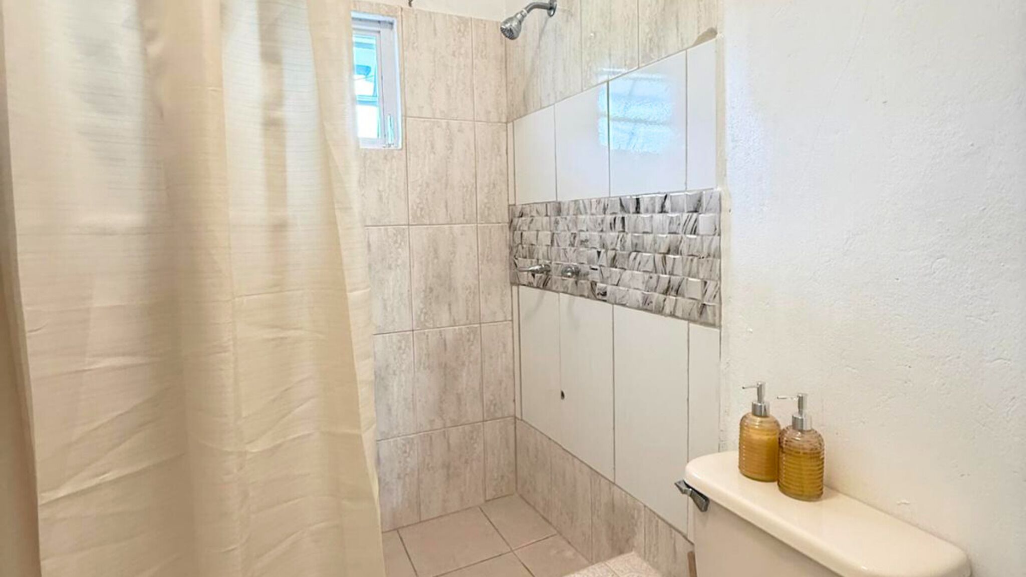 Handtücher, Seife, Shampoo, Toilettenpapier