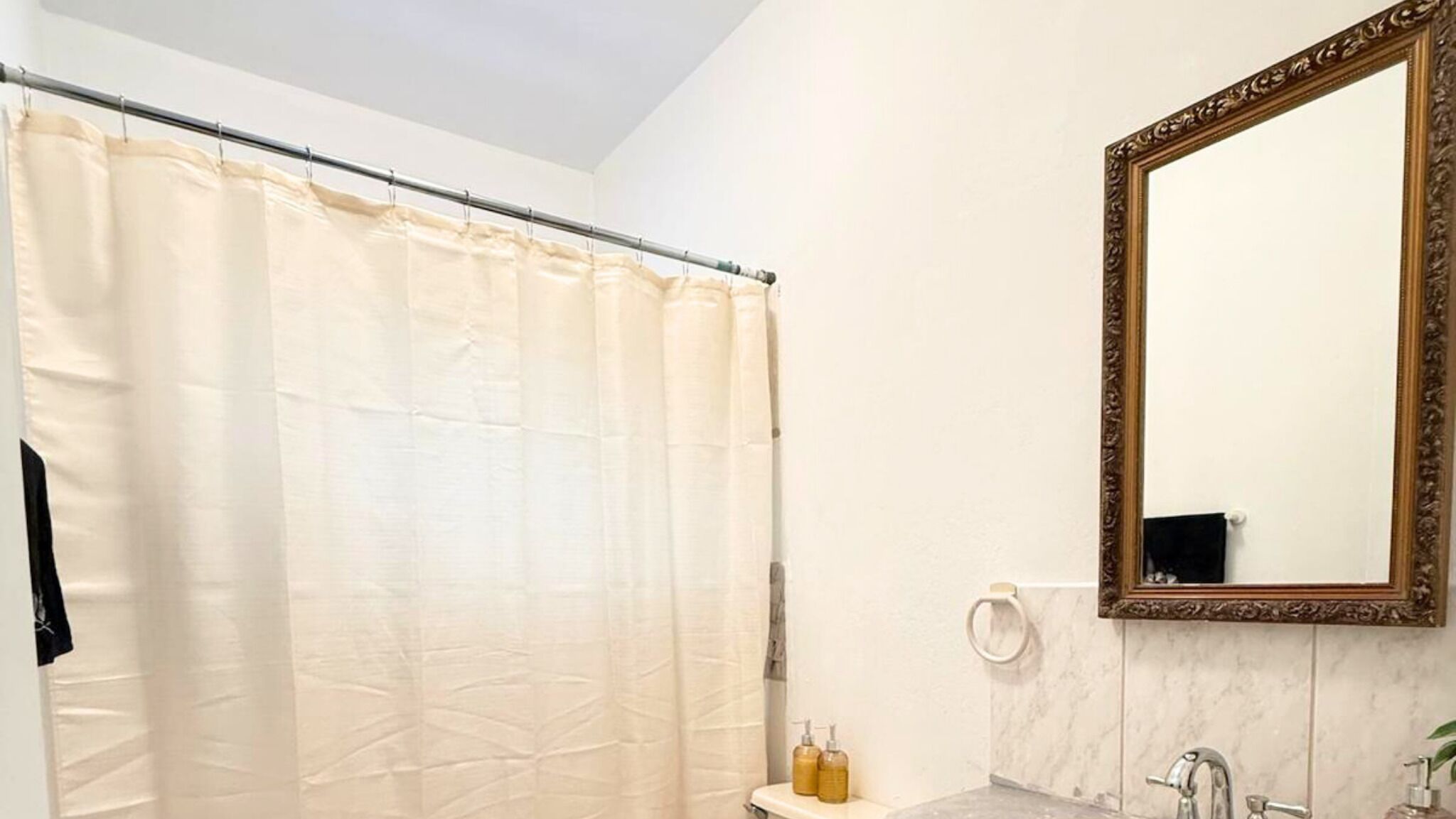 Serviettes fournies, savon, shampoing, papier toilette