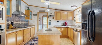 A dog (and your) paradise near town, skiing, hiking & local attractions
