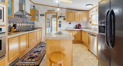 A dog (and your) paradise near town, skiing, hiking & local attractions