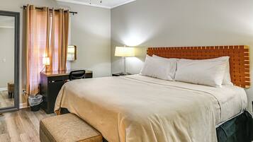 2 bedrooms, desk, iron/ironing board, internet