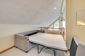 1 chambre, bureau, fer et planche à repasser, lit de bébé portatif