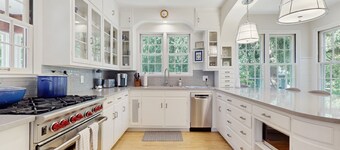 Newly Remodeled Lakeview Home w/ screened porch, gas grill, & 300ft from beach