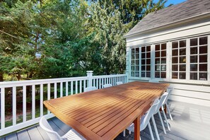 Outdoor dining - Newly Remodeled Lakeview Home w/ screened porch, gas grill, & 300ft from beach (Lakeside)