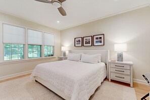 3 bedrooms, Internet, bed sheets - Newly Remodeled Lakeview Home w/ screened porch, gas grill, & 300ft from beach (Lakeside)