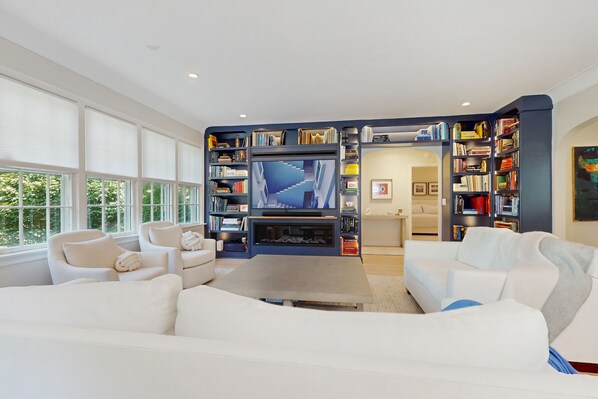 Interior - Newly Remodeled Lakeview Home w/ screened porch, gas grill, & 300ft from beach (Lakeside)