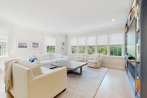 TV, books, stereo - Newly Remodeled Lakeview Home w/ screened porch, gas grill, & 300ft from beach (Lakeside)