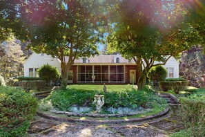 Exterior - Newly Remodeled Lakeview Home w/ screened porch, gas grill, & 300ft from beach (Lakeside)