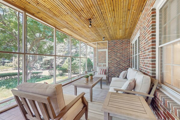 Terrace/patio - Newly Remodeled Lakeview Home w/ screened porch, gas grill, & 300ft from beach (Lakeside)