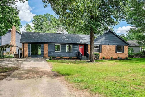 Spacious 4BR Retreat Near Parks & Downtown