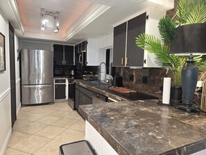 Private kitchen - Wonderful 3-bedroom house with AC in Cape Coral (Cape Coral)
