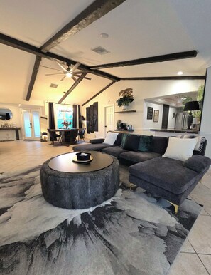 Living area - Wonderful 3-bedroom house with AC in Cape Coral (Cape Coral)