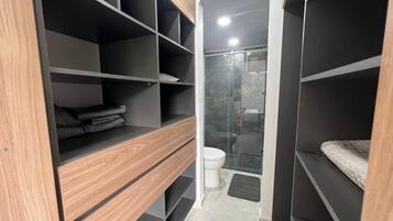 คอมฟอร์ทอพาร์ทเมนท์, ระเบียง, วิวสวนหย่อม | ห้องน้ำ