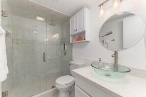 Hair dryer, towels, soap, shampoo - Condo on the Water/ pool, fishing, boatslip, pets. (Port Isabel)