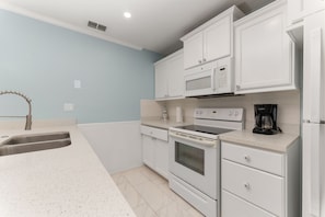 Fridge, microwave, stovetop, dishwasher