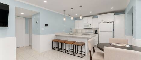 Refrigerador, microondas, parrilla de estufa y lavavajillas