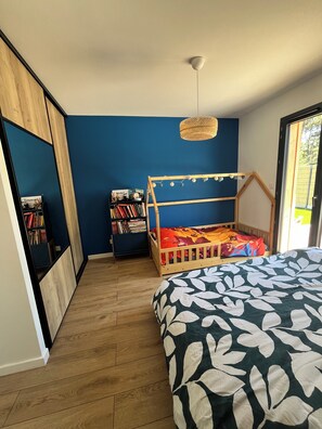 3 bedrooms, iron/ironing board, internet, bed sheets