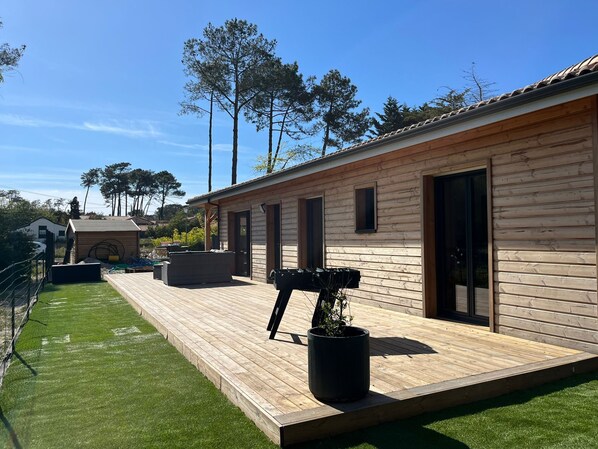 Terrace/patio - Wooden house in quiet location with swimming pool 5 minutes from the ocean (Lacanau)