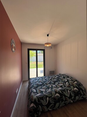 3 habitaciones, tabla de planchar con plancha, internet y ropa de cama 
