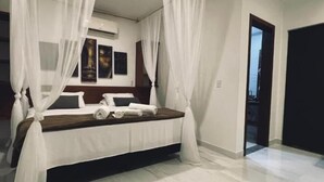 Desk, laptop workspace, WiFi (free), bed sheets - Pousada Rosa Paradise (Imbituba)