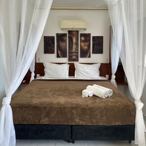 مكتب ومساحة عمل للكمبيوتر المحمول وواي فاي مجانًا وملاءات أسرّة