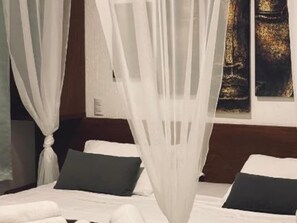 办公桌、笔记本电脑工作区、免费 WiFi、床单