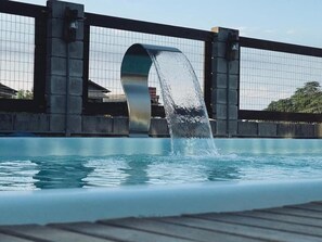 室外游泳池，08:00 至 22:00 开放，日光浴躺椅