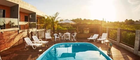 Piscine extérieure, chaises longues
