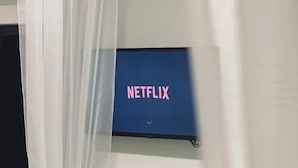 A wall-mounted screen displaying the Netflix logo. - Pousada Rosa Paradise (Imbituba)