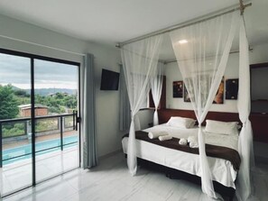 Bureau, espace de travail pour ordinateur portable, Wi-Fi gratuit