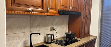 Microondas, horno, placa de cocina y lavavajillas