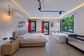 Màn/rèm cản sáng, phòng cách âm, bàn ủi/dụng cụ ủi quần áo