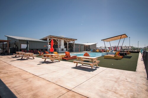 Charming 1-Bedroom Cabin in Uhland with Kitchen & Walk-In Shower