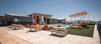 Charming 1-Bedroom Cabin in Uhland with Kitchen & Walk-In Shower