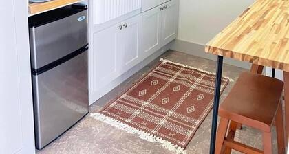 Charming 1-Bedroom Cabin in Uhland with Kitchen & Walk-In Shower
