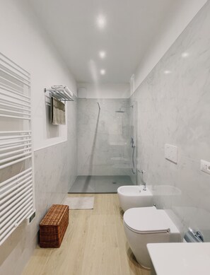 Bruser, hårtørrer, bidet, håndklæder