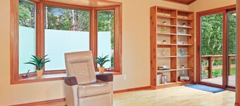 Cozy 3BR Lakefront Retreat Featuring Sauna, Hot Tub, Kayaks