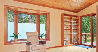 Cozy 3BR Lakefront Retreat Featuring Sauna, Hot Tub, Kayaks