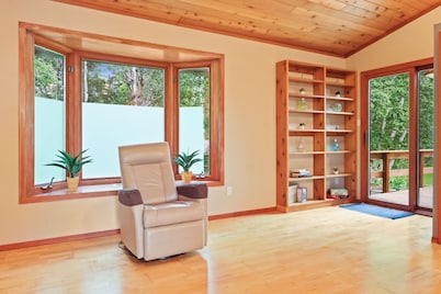 Cozy 3BR Lakefront Retreat Featuring Sauna, Hot Tub, Kayaks