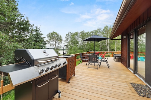 Cozy 3BR Lakefront Retreat Featuring Sauna, Hot Tub, Kayaks