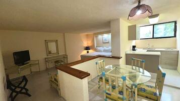 Suite, 1 cama King size y sofá cama | Caja de seguridad en la habitación y escritorio